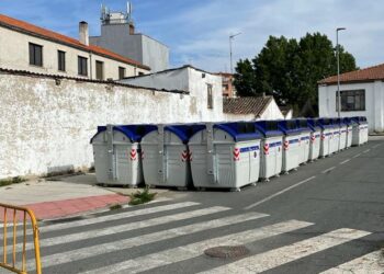 Peñaranda recibe los nuevos contenedores del servicio de recogida selectiva de residuos adquiridos por la Diputación