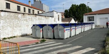 Peñaranda recibe los nuevos contenedores del servicio de recogida selectiva de residuos adquiridos por la Diputación