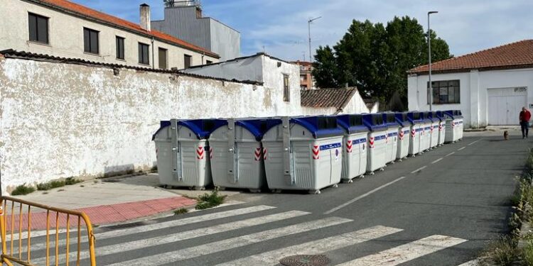 Peñaranda recibe los nuevos contenedores del servicio de recogida selectiva de residuos adquiridos por la Diputación