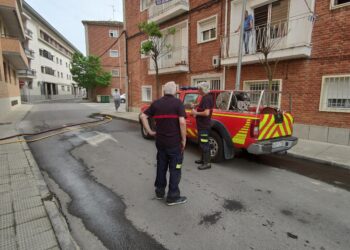 Los Bomberos intervienen en un edificio de viviendas de Peñaranda para achicar agua en la zona de garajes y trasteros