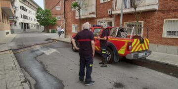 Los Bomberos intervienen en un edificio de viviendas de Peñaranda para achicar agua en la zona de garajes y trasteros