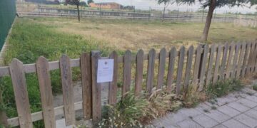 Peñaranda desinfecta el pipican y el parque La Huerta, espacios que permanecerán cerrados hasta mañana