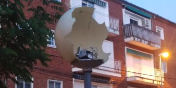 El exterior del centro de salud de Peñaranda, a oscuras por las noches y con las farolas rotas y obsoletas
