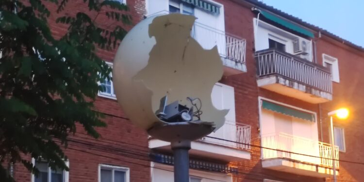 El exterior del centro de salud de Peñaranda, a oscuras por las noches y con las farolas rotas y obsoletas