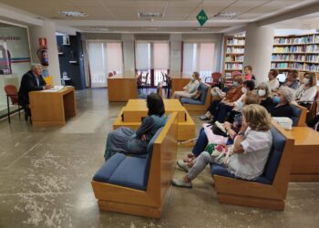 Peñaranda cierra el mes dedicado al escritor Miguel Delibes con una charla en la biblioteca municipal