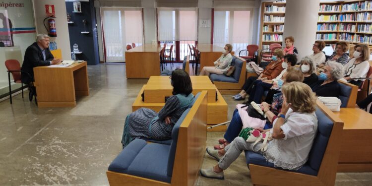 Peñaranda cierra el mes dedicado al escritor Miguel Delibes con una charla en la biblioteca municipal