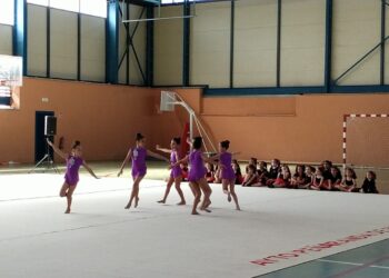 Brillante exhibición de la Escuela de Gimnasia Rítmica de Peñaranda en el pabellón del colegio «Severiano Montero»