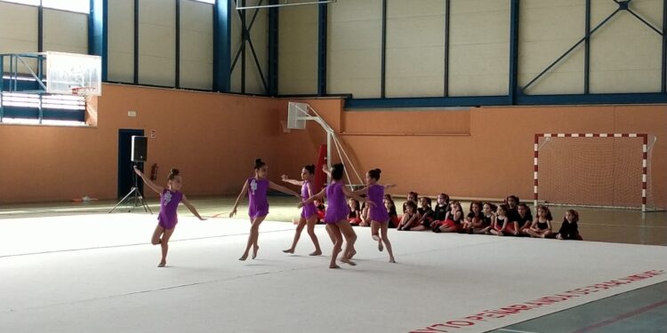 Brillante exhibición de la Escuela de Gimnasia Rítmica de Peñaranda en el pabellón del colegio «Severiano Montero»