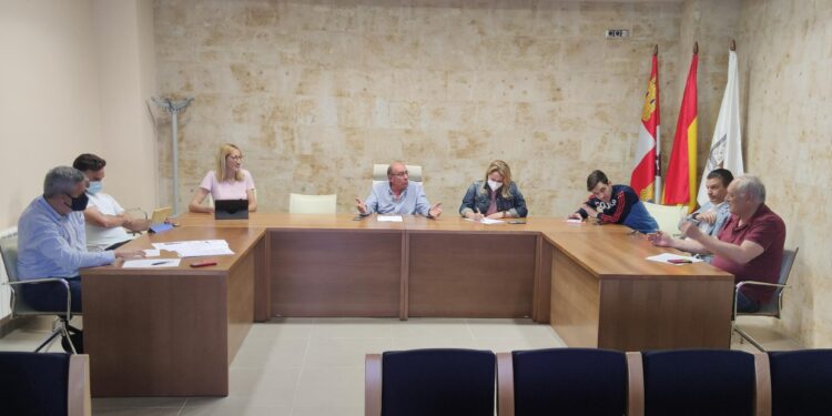 El pleno de Babilafuente aprueba ayudas municipales para material escolar dirigidas a alumnos de Infantil y Primaria