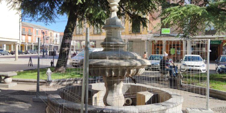 La fuente de los Cuatro Caños, en Peñaranda, vallada por seguridad ante la final de la Champions League de mañana