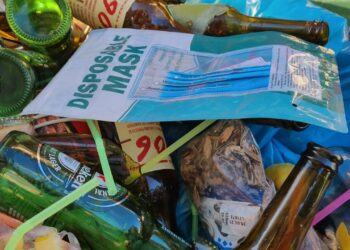 Hosteleros de Peñaranda reciben contenedores para facilitar el reciclaje de vidrio en sus establecimientos