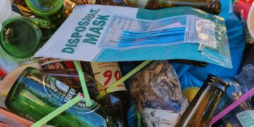 Hosteleros de Peñaranda reciben contenedores para facilitar el reciclaje de vidrio en sus establecimientos