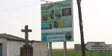 El Campo de Peñaranda luce ya su panel informativo con los principales recursos turísticos de la localidad