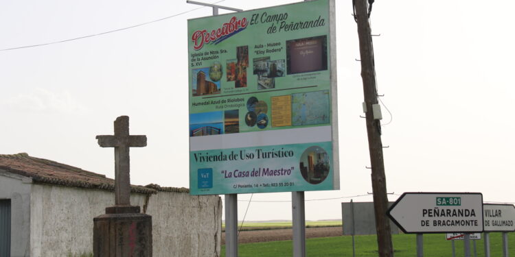 El Campo de Peñaranda luce ya su panel informativo con los principales recursos turísticos de la localidad