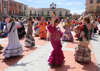 La Feria Rociera llena las plazas de Peñaranda con bailes por sevillanas en una espléndida jornada festiva