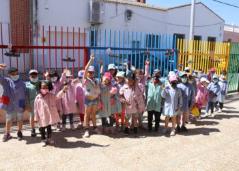 Botellas con flores y plantas dan la bienvenida a la primavera en el colegio Severiano Montero de Peñaranda