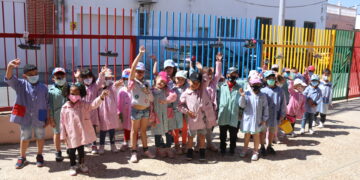Botellas con flores y plantas dan la bienvenida a la primavera en el colegio Severiano Montero de Peñaranda