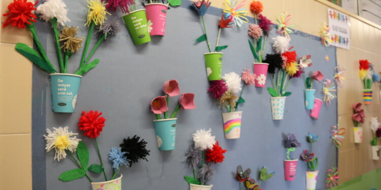 La primavera «reciclada» alegra los espacios comunes del colegio Severiano Montero, de Peñaranda