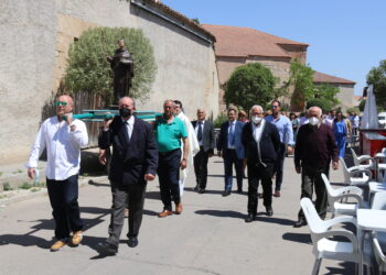 San Pedro Regalado recorre en hombros las calles de Tarazona de Guareña en el día grande de las fiestas de mayo