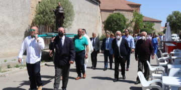 San Pedro Regalado recorre en hombros las calles de Tarazona de Guareña en el día grande de las fiestas de mayo