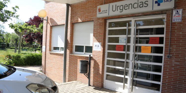 La familia de un paciente de 52 años que falleció de un infarto en el centro de salud de Peñaranda denuncia la falta de medios