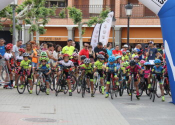 Macotera disfruta de una gran tarde deportiva con las promesas del ciclismo y un magnífico ambiente en las calles