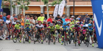 Macotera disfruta de una gran tarde deportiva con las promesas del ciclismo y un magnífico ambiente en las calles
