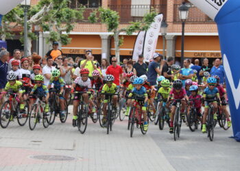 Macotera disfruta de una gran tarde deportiva con las promesas del ciclismo y un magnífico ambiente en las calles