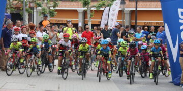 Macotera disfruta de una gran tarde deportiva con las promesas del ciclismo y un magnífico ambiente en las calles