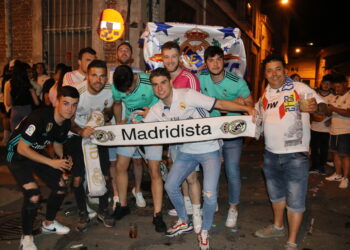 Peñaranda celebra el triunfo del Madrid en la Champions League y los aficionados llenan el centro de banderas y cánticos