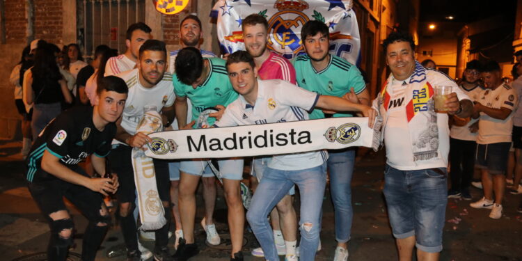 Peñaranda celebra el triunfo del Madrid en la Champions League y los aficionados llenan el centro de banderas y cánticos
