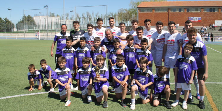 Empate para el Peñaranda ante el Fabero y pasillo de honor para los campeones del Prebenjamín A en el «Luis García»