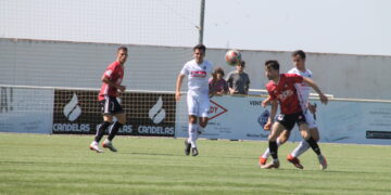 Empate para el Peñaranda ante el Fabero y pasillo de honor para los campeones del Prebenjamín A en el «Luis García»