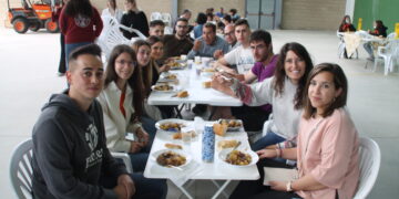 La tormenta desluce la caldereta popular en Aldeaseca de la Frontera y obliga a trasladarla al pabellón cubierto