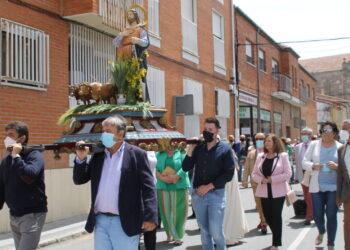 San Isidro desfila en procesión por las calles de Peñaranda y su imagen preside la bendición de campos