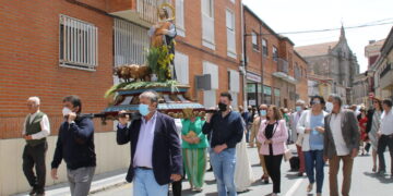 San Isidro desfila en procesión por las calles de Peñaranda y su imagen preside la bendición de campos