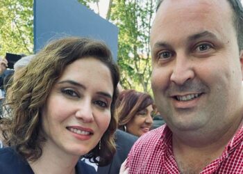 El vino de «El Quinto» de Paradinas de San Juan llega a la presidenta de la comunidad de Madrid, Isabel Díaz Ayuso