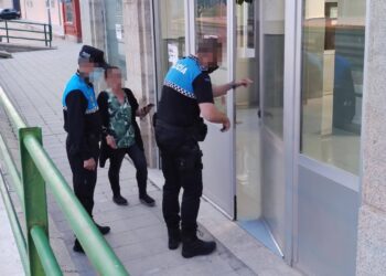 La Policía Local de Peñaranda identifica a los presuntos autores de los daños en la puerta de la estación del tren