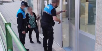 La Policía Local de Peñaranda identifica a los presuntos autores de los daños en la puerta de la estación del tren