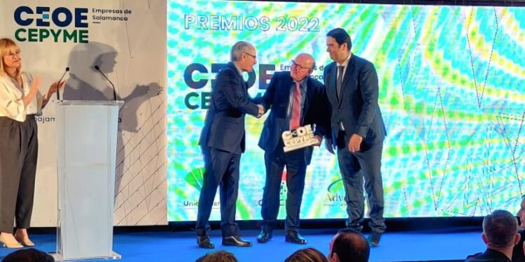 César Serna, fundador de Dulca, recibe el premio CEOE Castilla y León en una gala celebrada en la capital salmantina