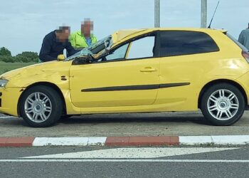 Hormigón derramado en la calzada provoca un accidente en Peñaranda en el cruce con la carretera Nacional 501