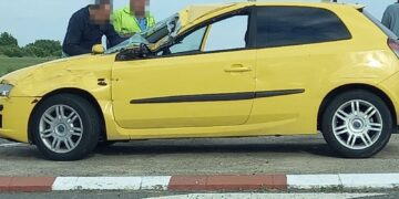 Hormigón derramado en la calzada provoca un accidente en Peñaranda en el cruce con la carretera Nacional 501