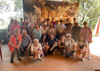 Vecinos de Santiago de la Puebla disfrutan de una excursión a las Cuevas del Águila y el castillo de Arenas de San Pedro