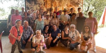 Vecinos de Santiago de la Puebla disfrutan de una excursión a las Cuevas del Águila y el castillo de Arenas de San Pedro