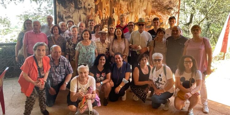 Vecinos de Santiago de la Puebla disfrutan de una excursión a las Cuevas del Águila y el castillo de Arenas de San Pedro