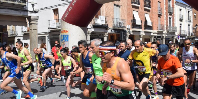 Javier Martín y Alejandra Redondo ganan la XXVIII carrera popular «Hijos, padres y abuelos» en Peñaranda