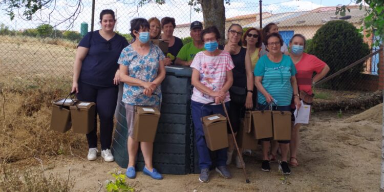 24 familias de Paradinas de San Juan se suman al proyecto de compostaje que promueve la Mancomunidad Peñaranda