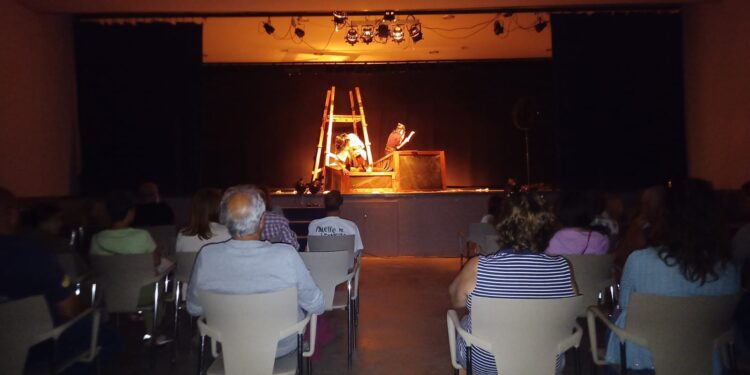 Los vecinos de Huerta disfrutan del teatro con la representación de «La princesa constante», de Calderón de la Barca