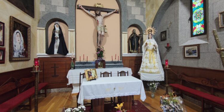 Peñaranda viste de blanco a sus imágenes marianas durante la Pascua, tres en la parroquia y la cuarta en el Humilladero