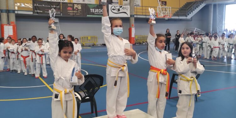 Rotundo éxito del club de kárate de Peñaranda al lograr 16 podium en el campeonato provincial celebrado en Guijuelo